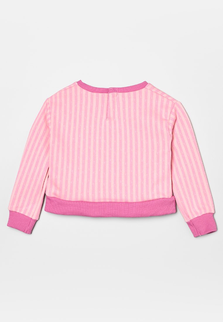 Suéter de algodón rosa con rayas verticales en rosa claro. Dobladillo y puños acanalados en rosa más oscuro. Corte ligeramente holgado y escote redondo.