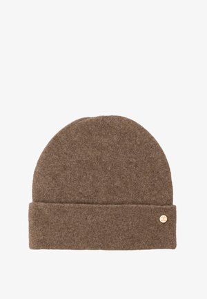 Bruine gebreide beanie gemaakt van zacht materiaal, met een opgerolde rand en een kleine metalen logo-accent aan de zijkant. Eenvoudige, afgeronde vorm.
