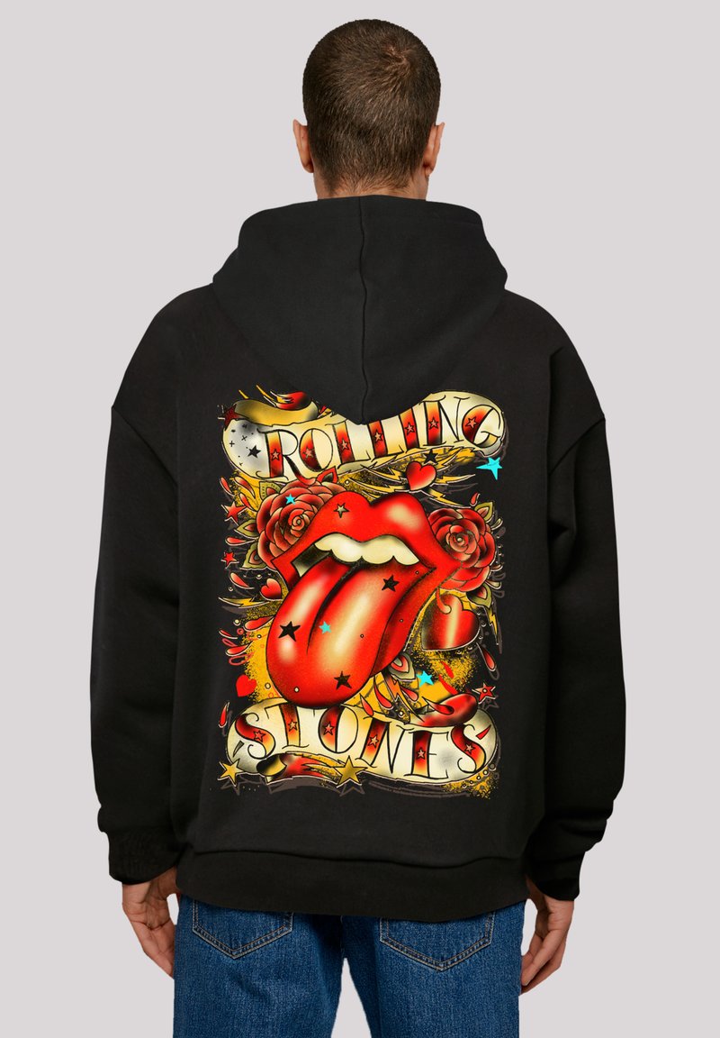 Schwarzer Hoodie mit einem großen, mehrfarbigen Grafik auf dem Rücken, die eine rote Zunge und Rosen darstellt, mit dem Text "Rolling Stones" in fetter Schrift.