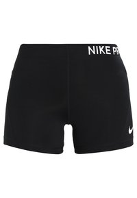 Mustat urheilushortsit, joissa on istuva malli ja sileä kangas. Vyötäröllä on valkoinen "NIKE PRO" -logo ja pieni valkoinen swoosh.