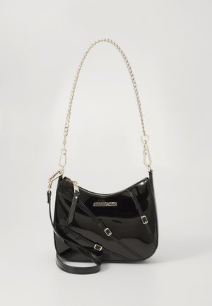 Borsa a tracolla in pelle verniciata nera con forma curva, tracolla in catena argentata, accessori in oro e spallaccio regolabile.