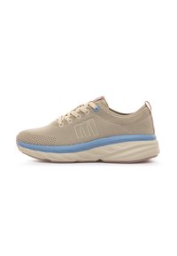Zapatillas de malla beige con suela azul claro, forma redondeada, superficie texturizada y acentos en talón de color rosa contrastante. Presenta un sistema de cordones estándar.