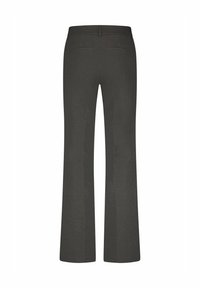 Donkergrijze uitlopende broek met een soepele stoftextuur. Twee achterzakken en een gedefinieerde tailleband. Schoon, eenvoudig ontwerp zonder versieringen.