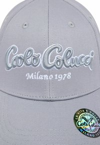 Graue Baseballmütze mit gesticktem Markennamen "Carlo Colucci" und "Milano 1978" in Grautönen. Mit holografischem Logosticker.