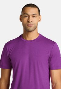 Lilla kortærmet t-shirt med rund halsudskæring. Fremstillet af et glat, let stof med en let struktureret overflade.