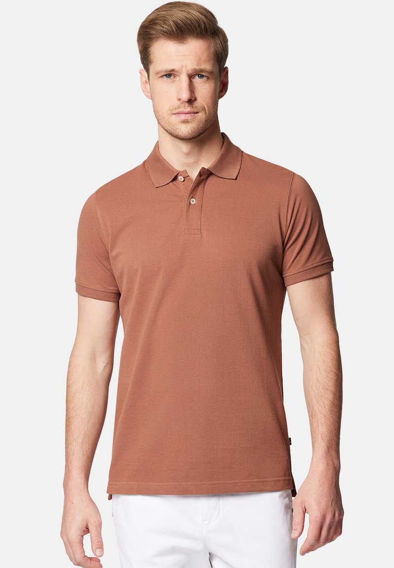 Brązowa koszulka polo z krótkim rękawem, wykonana z teksturowanej tkaniny, z klasycznym kołnierzykiem, dwoma guzikami przy szyi oraz regularnym krojem.