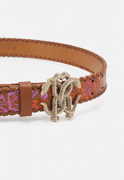 Brūns ādas josta ar ziedu rakstu purpursarkanā un sarkanā krāsā, ar pīlājuma maliņu un zeltainu logo sprādzi, kas izpušķota ar rhinestone akmeņiem.