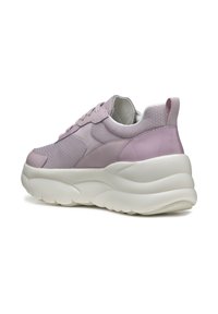 Sneaker lilla chiaro con mesh testurizzato e pannelli sintetici lisci, dotata di una suola bianca spessa e un linguetta di pull sul retro.