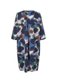 Luftiges Kleid mit Dreiviertelärmeln, das ein abstraktes Aquarellmuster in marineblau, grün, braun und weißen Farbtönen zeigt.