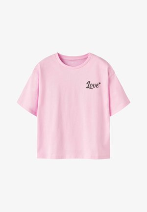 Rosa bomulds-T-shirt med korte ærmer og rund hals. Har teksten "Love" i sort med et hjerteaccent på venstre brystområde.