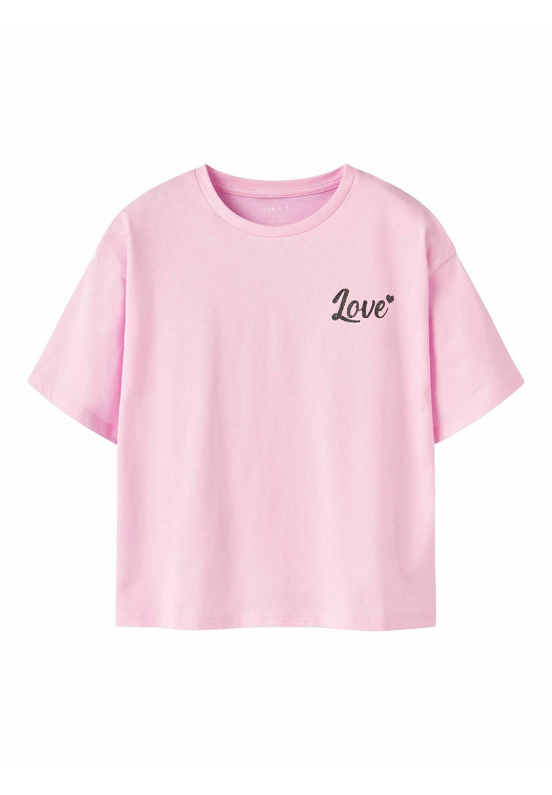 Rosa bomulds-T-shirt med korte ærmer og rund hals. Har teksten "Love" i sort med et hjerteaccent på venstre brystområde.