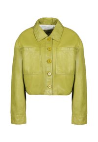 Krótkia skórzana kurtka w jasnym zielonym kolorze, z klasycznym kołnierzem, zapięciem na guziki z przodu oraz dwiema kieszeniami na piersiach z kontrastowymi guzikami.