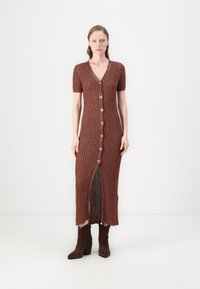 Strick-Midikleid in Rost mit kurzen Ärmeln, V-Ausschnitt, Knopfleiste und seitlichem Schlitz; strukturierter Stoff mit einem gerippten Muster.