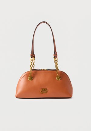 Bolso de mano de cuero color marrón claro con asas de cadena dorada y cierre de cremallera, con un logotipo decorativo dorado en la parte frontal.