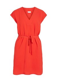 Czerwona sukienka z dekoltem w kształcie litery V, z krótkimi rękawami, zaciśnięta w talii paskiem oraz wykonana z gładkiego, lekkiego materiału. Prosty wzór bez nadruków czy akcentów.