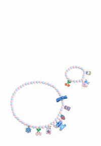 Pasztell rózsaszín és kék gyöngy nyaklánc és karkötő szett. Virág, gyümölcs és mesefigura charmokkal, kék masni kiegészítéssel.