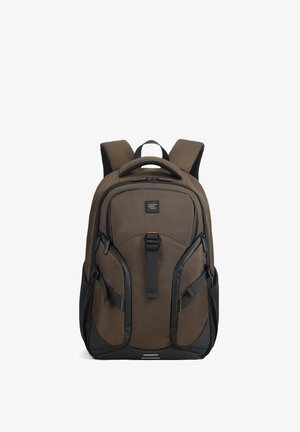 Zaino marrone e nero con spallacci imbottiti, multiple tasche con cerniera, cinturino anteriore con fibbia e maniglia superiore per il trasporto.