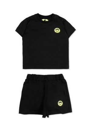 Czarny zestaw dla dzieci z krótkim rękawem i szortami, z żółtą buźką ze dwoma oczami i kłami na piersi i lewej nogawce.