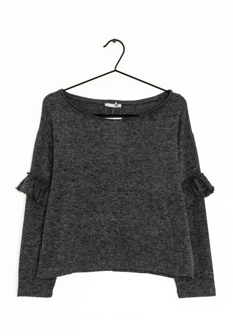 Dunkelgrauer Langarmpullover mit weitem Ausschnitt. Verfügt über Rüschendetails an den Ärmeln. Aus weichem, strukturiertem Strickstoff gefertigt.