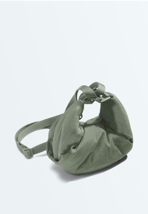 Puha olívazöld kis kézitáska állítható, szőtt pánttal és redős, kerekített szövet sziluettel, egyszínű háttér előtt.