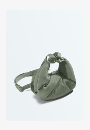 Zachte olijfgroene kleine handtas met verstelbare geweven riem en geplooide, afgeronde stoffen silhouet tegen een effen achtergrond.