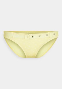 Gul bikini-bunn med hvite prikker, teksturert materiale, og belte med en sirkulær spenne og metallhardware-detaljer.