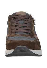 Bruine suede en mesh sneaker met donkergrijze accenten, voorzien van vetersluiting en een zijrits. Rubberen zool met een gestructureerd ontwerp.