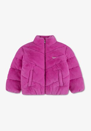 Doudoune en peluche rose avec fermeture éclair à l'avant, col montant, deux poches latérales et petit logo Nike argenté sur la poitrine.