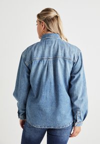 ONLY Carmakoma CARBROADWAY - Πουκαμίσα με κουμπιά - medium blue