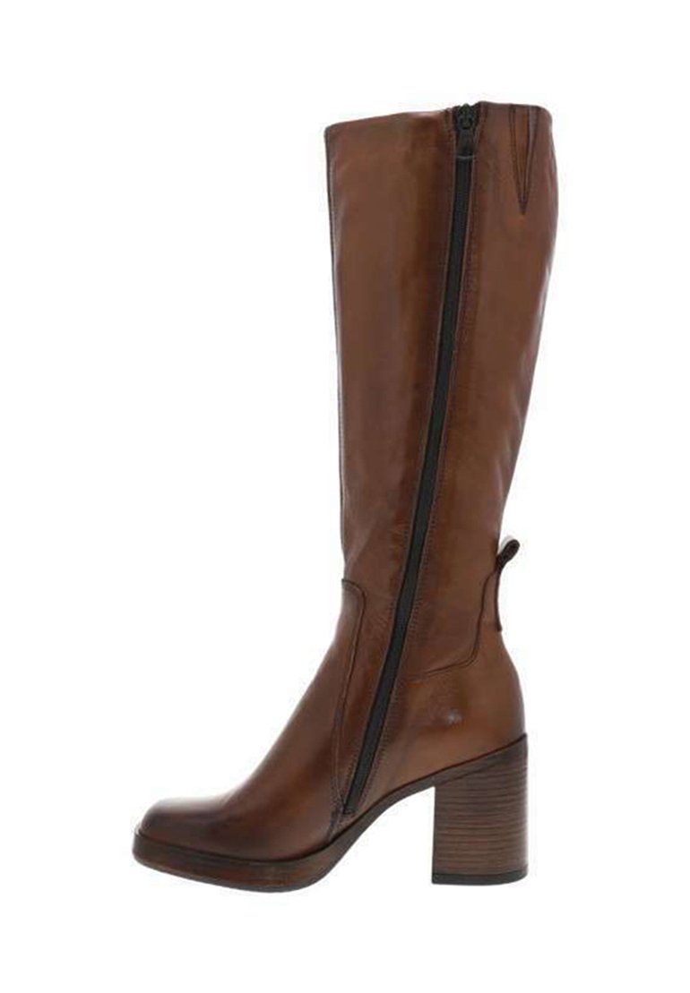 Botte en cuir marron jusqu'au genou avec une finition texturée, détail de fermeture éclair noire et un talon épais. Caractérisée par une languette pour faciliter l'enfilage.