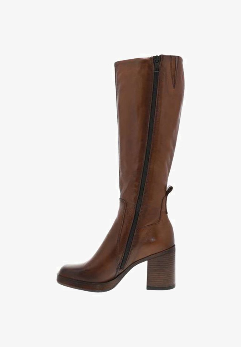 Botte en cuir marron jusqu'au genou avec une finition texturée, détail de fermeture éclair noire et un talon épais. Caractérisée par une languette pour faciliter l'enfilage.