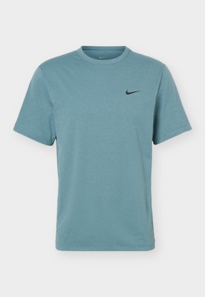 T-shirt Nike azzurra chiara a maniche corte con scollatura a girocollo e piccolo logo Nike swoosh nero sul petto sinistro.