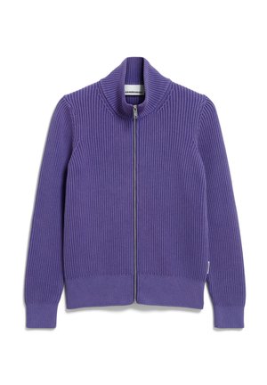 Paarse ribgebreide zip-up sweater met hoge kraag en lange mouwen, plat gelegd op een witte achtergrond.