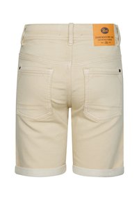 Shorts de tejanos beige con dobladillos enrollados, detalles en el parche trasero, dos bolsillos traseros con acentos bordados y costuras en contraste.