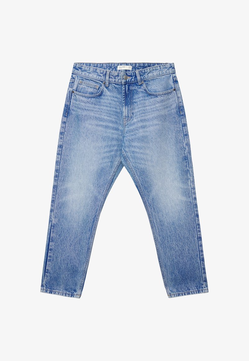 Jeans in denim blu chiaro con vita alta, chiusura frontale con bottoni e cerniera, e design a cinque tasche, distesi su uno sfondo bianco.