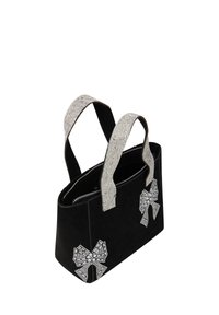 Fekete velúr kézitáska, amelyen két díszített, strasszkövekkel kirakott masni található, ezüst gyöngyös pántokkal; téglalap alakú, cipzáras tetejű.