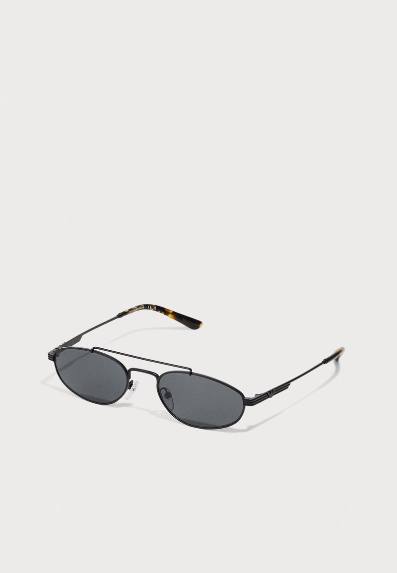 Lunettes de soleil rectangulaires noires avec des verres gris, monture en métal fin et design épuré ; présentent un accent en écaille de tortue sur les tempes.