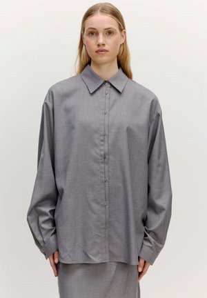 Grijze button-up shirt met lange mouwen, featuring een puntige kraag en een relaxte pasvorm. Gladde stoftextuur met een subtiele glans en een gestructureerd ontwerp.