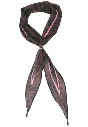 Mørkerødt tørklæde med sort leopardprint og pink striber, bundet i en løkke med en sølvring i midten.