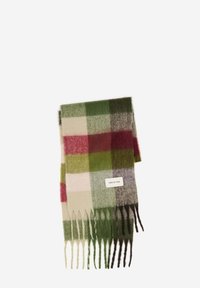 Multikleuren geruiten sjaal in tinten groen, beige en rood. Gemaakt van zacht materiaal met franjes aan de uiteinden en een klein wit label met de tekst "ARCTIC FOX."