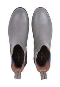 Stivali alla caviglia in pelle grigia con una superficie liscia, pannelli a righe e solidi a contrasto, e una linguetta decorativa sul tacco.