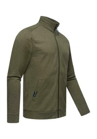 Chaqueta de color verde oliva, con cremallera y fabricada en tela texturizada, que presenta un cuello alto, bolsillos laterales y detalles en cremallera de color azul en contraste.
