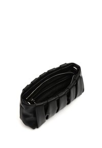 Clutch in pelle nera di forma rettangolare, con un esterno texturizzato e plissettato e un'apertura con zip. L'interno è foderato in tessuto nero.