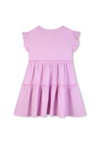 Ροζ βαμβακερό φόρεμα με βολάν στα μανίκια και στρωματοποιημένο σχέδιο με ελαστικές πιέτες, μαλακή υφή και μήκος μέχρι το γόνατο.