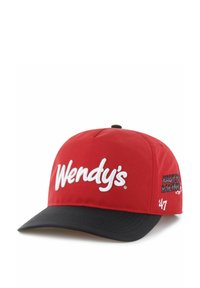 Rote Kappe mit schwarzem Schirm, versehen mit dem weißen gestickten "Wendy's"-Logo auf der Vorderseite und "Kauffg Racing" mit Akzenten an der Seite.