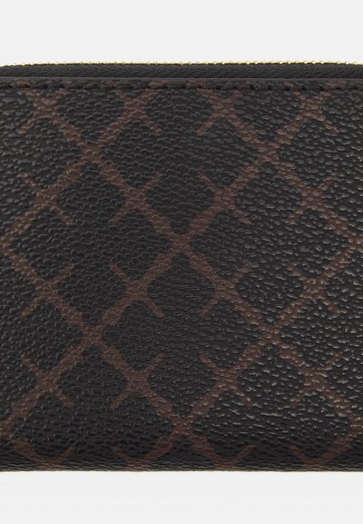 Portefeuille noir texturé avec un motif en diamant de couleur marron. Fermeture éclair avec quincaillerie dorée. Fini lisse et forme compacte.