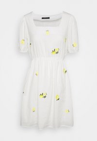 Weißes Kleid mit kurzen Puffärmeln, quadratischem Ausschnitt, geraffter Taille und gelber Zitronenstickerei auf der Vorderseite und den Ärmeln.