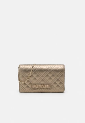 Pikowana złota metaliczna prostokątna kopertówka z łańcuszkowym paskiem i metką "LOVE MOSCHINO" na przedniej klapie.