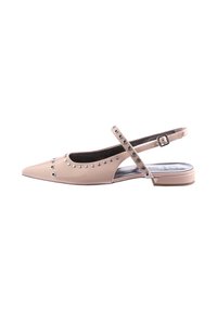 Beige Slingback-Schuhe mit spitzem Zehenbereich; glänzendes synthetisches Material; metallische Nieten und Schnallenverzierung; niedriger Blockabsatz für Stabilität.