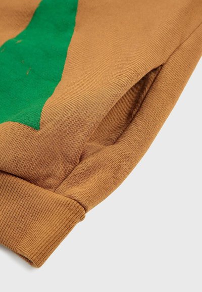 Felpa marrone con un motivo astratto verde, polsini a coste e texture morbida. Il dettaglio mostra la trama e le cuciture del tessuto.